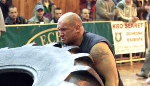 Kamil Bazelak zmaga się z 340kg oponą