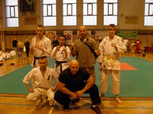 Sensei Robert Musierowicz ( 1 Dan) i Sempai Kamil Bazelak (1 kyu) ze swoimi zawodnikami