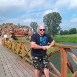 Kamil Bazelak na ruinach Zamku w Besiekierach